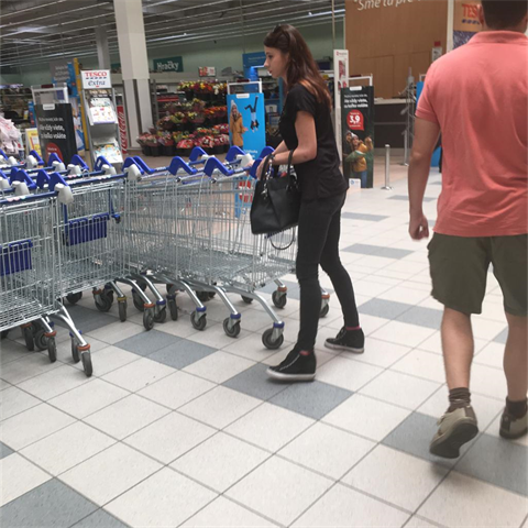 Mria Trokov se vydala na nkupy a v supermarketu dokonce sundala ern brle.