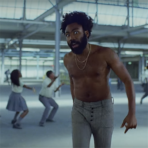 Raper Childish Gambino strhl novm klipem lavinu spekulac.