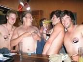 Harry na veírku se svými kamarády se sklenikou na bradavce z roku 2006, kdy...