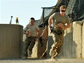 Jedna z ikonických fotek Harryho v Afghánistánu. Ve druhém nasazení u mohli...