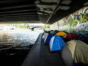 Migranti si postavili stany pímo pod mostem.