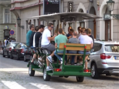 Vozy Beer Bike se prohánějí centrem Prahy.