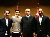 Prvotídní nmetí fotbalisté se hrd vyfotili s tureckým prezidentem Erdoganem.