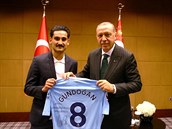 Gündogan na svj dres napsal: S velkou úctou mému prezidentovi.