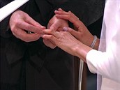 Princ Harry zrovna nandavá své milované Meghan svatební prsten.