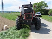 Seniora v traktoru mlo podle vyetování policist oslnit slunce, na pejezdu...