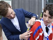 Pavel Francouz se podepisuje na mistrovství jednomu z fanouk.