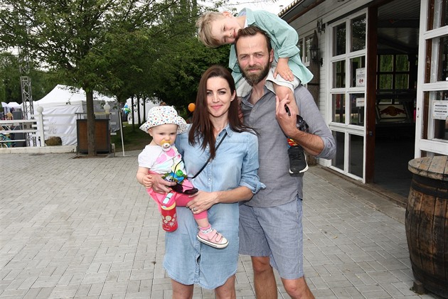 Luká Langmajer se svou krásnou rodinkou.
