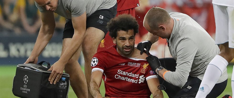Mohamed Salah odstoupil kvli zranní ramena.