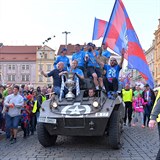 Plzeňští fotbalisté slavili na tanku. Jejich boss Šádek urážel Spartu a Slavii.