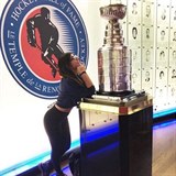 Sexbomba Mia Khalifa obdivně kouká na Stanley Cup.