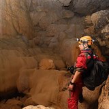 Jeskyn se nachz 325 metr pod zem a je dlouh pes 851 metr.