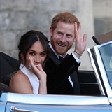 Zatmco Meghan se raduje, Harry je z odchodu smutn.