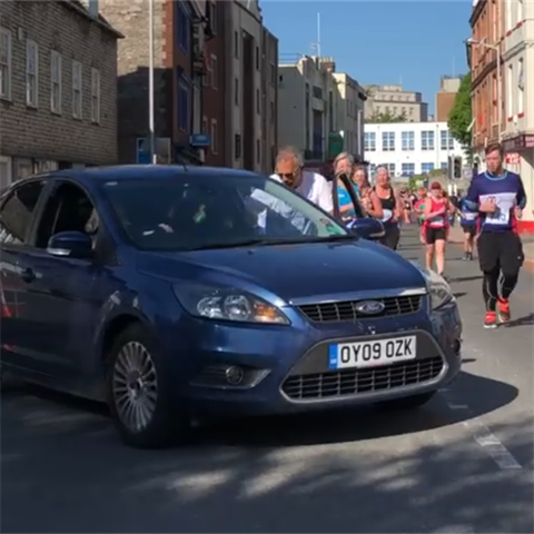 Plymouthsk maraton ml nezvanho zvodnka, zvod naruila ena v aut.