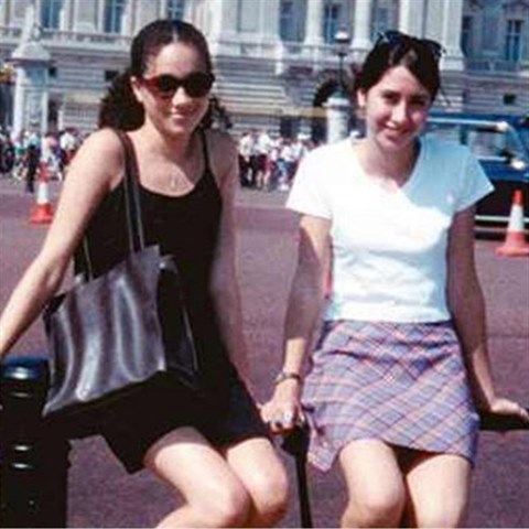 Meghan Markle před Buckinghamským palácem jako turistka. O několik let později...
