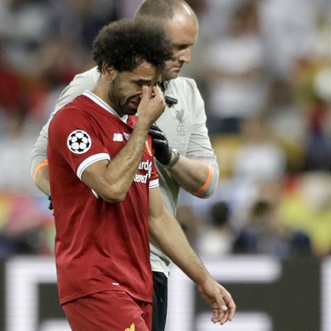 Mohamed Salah, hlavn hvzda Liverpoolu, musel odejt ze hit ve finle Ligy...
