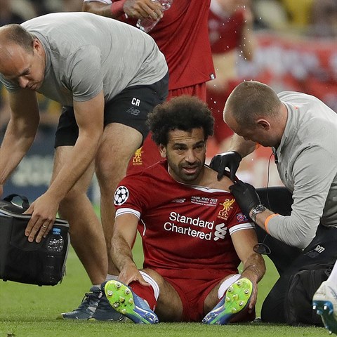 Mohamed Salah odstoupil kvli zrann ramena.