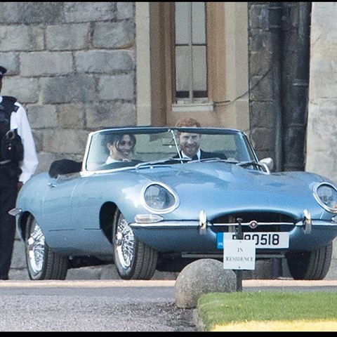 Harry a Meghan odjeli na verek stylov v jaguru.
