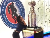 Sexbomba Mia Khalifa obdivn kouká na Stanley Cup.