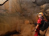 Jeskyn se nachází 325 metr pod zemí a je dlouhá pes 851 metr.
