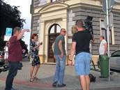 Novinái ekají na informace u budovy prostjovského okresního soudu, který...