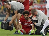 Mohamed Salah odstoupil kvli zranní ramena.