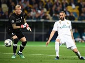 Branká Liverpoolu Loris Karius nabídl první gól finále ílenou chybou Karimu...