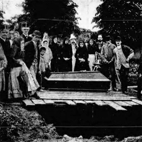 Mrtv hornci byli pohbeni do hromadnch hrob.