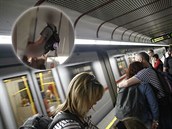 Exotický páre�ek si u�íval orálních hrátek p�ímo v ru�né stanici metra!