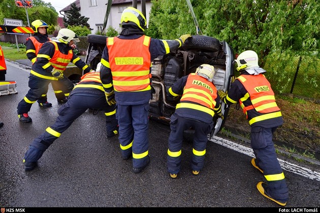 Na místo nehody musel být povolán vyproovací speciál Mercedes-Benz Actros...