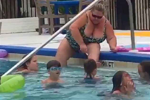 Žena si holila nohy u bazénu