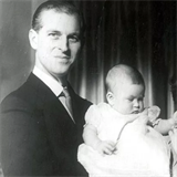 Princ Philip s malým Charlesem a královnou Alžbětou, čerstvou matkou.