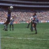 Diego Maradona dal proti Anglii na mistrovství světa 1986 gól rukou.