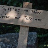 U místa smrti někdo umístil dřevěnou tabulku s kritickým nápisem: Susanna, 14...
