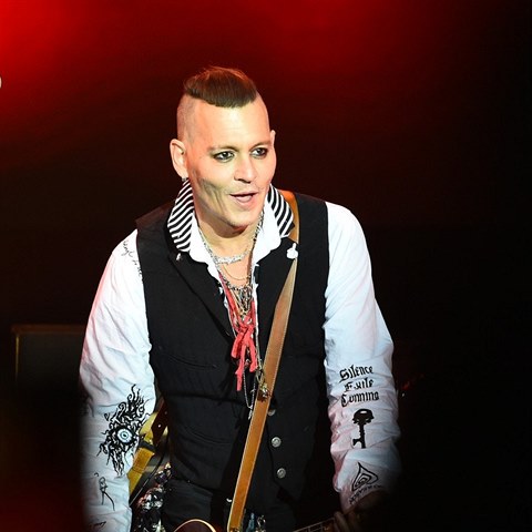 Johnny Depp bhem evropskho turn s kapelou The Hollywood Vampires.