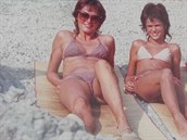 Monika (vpravo) s maminkou na dovolené.