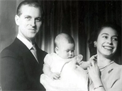 Princ Philip s malým Charlesem a královnou Albtou, erstvou matkou.