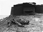 Zastelený nmecký voják poblí jednoho z bunkr, z nich nacisté ostelovali...
