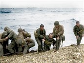 Amerití vojáci si navzájem pomáhají bhem vylodní v Normandii.