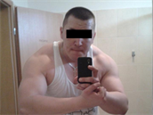 Juraj se na Facebooku rád chlubí svými svaly. Vypadá jako chodící reklama na...