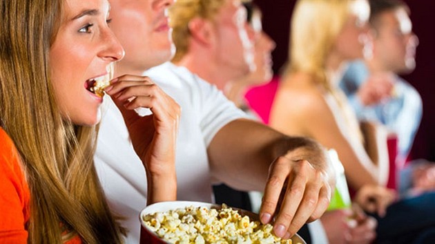 Muž obvinil ženu z nevěry kvůli popcornu