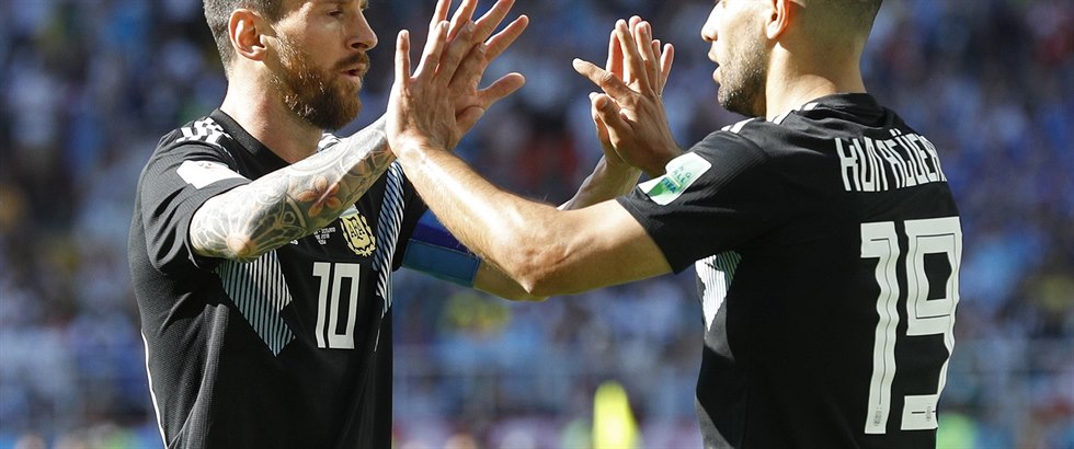 Lionel Messi slaví argentinský gól se stelcem Sergiem Agüerem.
