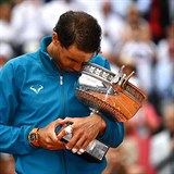 Rafael Nadal s dal cennou trofej.