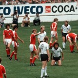 Zápas Německo - Rakousko z roku 1982 je jedním z nejskandálnějších duelů v...