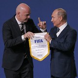 Šéf světové federace Gianni Infantino s ruským prezidentem Vladimirem Putinem.