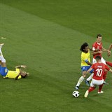 Neymar na zádech, to byl častý obrázek duelu se Švýcarskem.