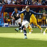 Francouz Antoine Griezmann proměňuje penaltu proti Austrálii.
