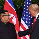 Donald Trump Kim Čong-una několikrát poplácal po ramenou.