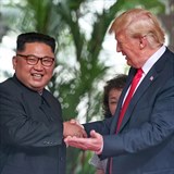 Trump zaujal dominantní postavení. Kima chytal za ruku a dával mu přednost.
