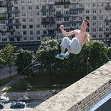 Parkourista Pavel Kashin prv provd salto vzad na okraji stechy. Po dopadu...